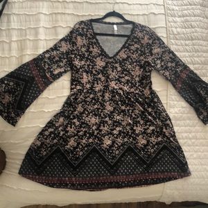 Bell sleeved floral pattern dress